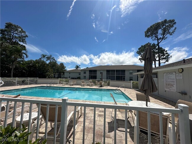 1448 Churchill Cir in Naples, FL - Foto de edificio - Building Photo