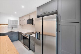 54 Isle of Venice Dr in Fort Lauderdale, FL - Building Photo - Building Photo