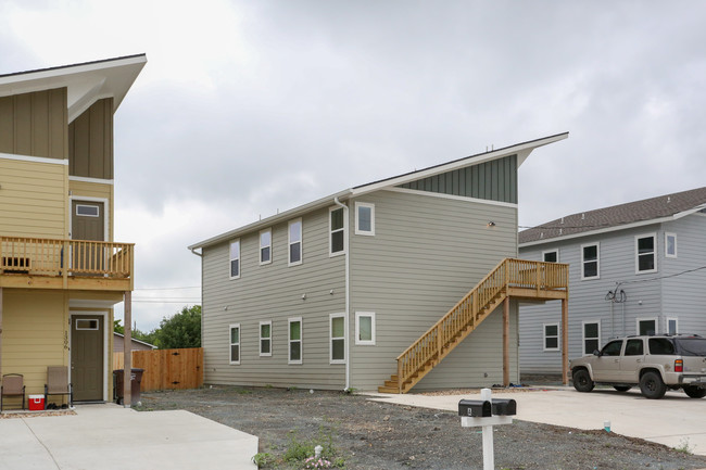 1308 Hausman in Lockhart, TX - Foto de edificio - Building Photo