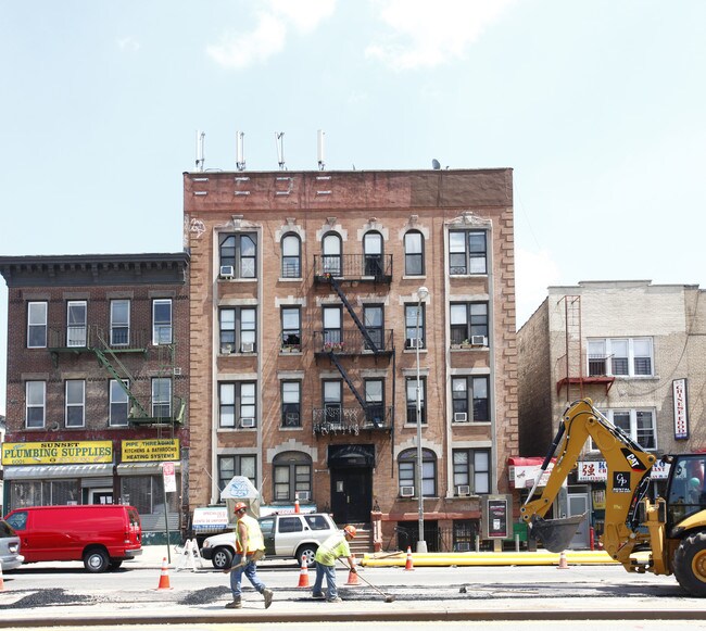6005 4th Ave in Brooklyn, NY - Foto de edificio - Building Photo