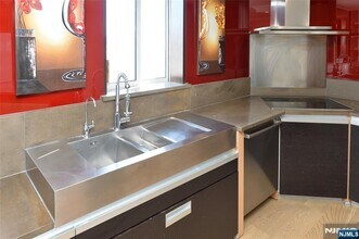 1055 River 310 in Edgewater, NJ - Building Photo - Building Photo