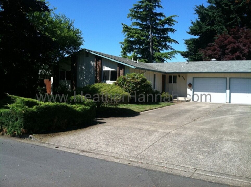 962 Island St in Springfield, OR - Building Photo