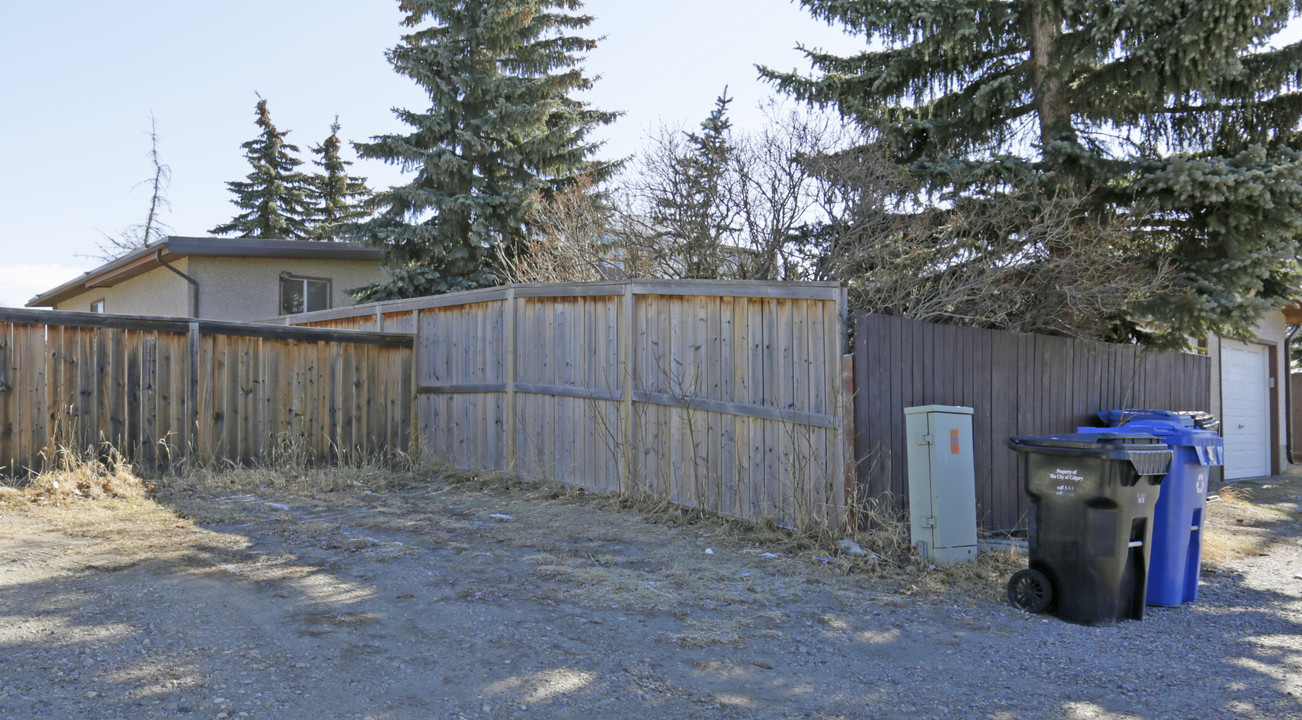 2031 Urquhart Rd NW in Calgary, AB - Building Photo