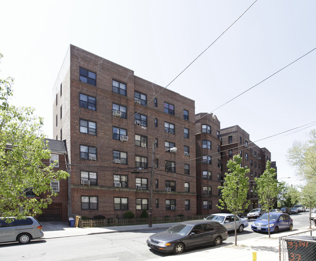 141-30 Pershing Cres in Jamaica, NY - Building Photo - Building Photo