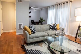 200 Elm Ave, Unit #15 in Long Beach, CA - Building Photo - Building Photo