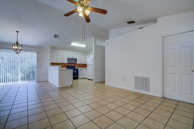 5060 Deltona Blvd in Spring Hill, FL - Building Photo - Building Photo