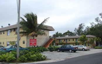 Palm Grove Apartments in Oakland Park, FL - Foto de edificio - Building Photo