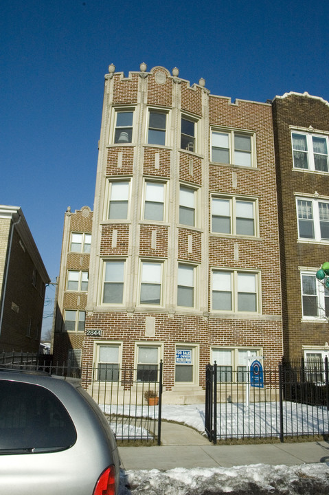 2844 W Addison St in Chicago, IL - Building Photo