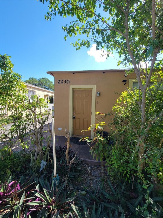 2230 Monroe St in Hollywood, FL - Building Photo