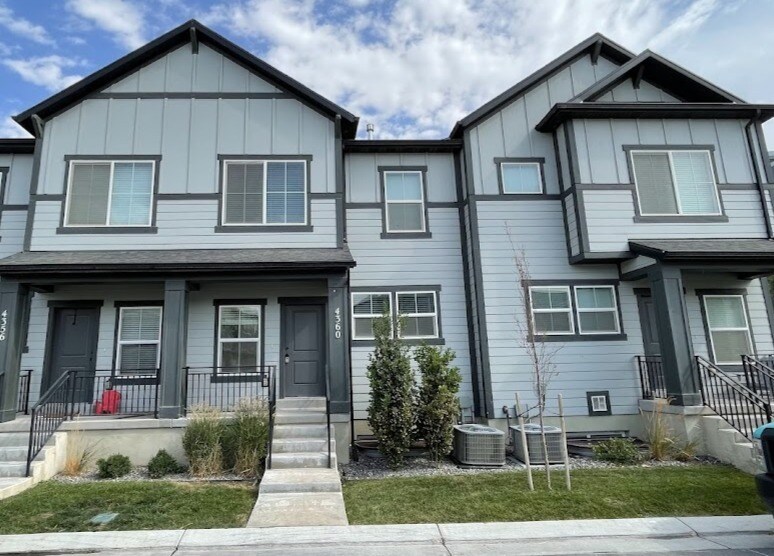4360 Hurstbourne Dr in Eagle Mountain, UT - Foto de edificio