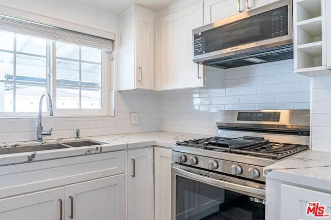 6337 Bellaire Ave in Los Angeles, CA - Building Photo - Building Photo