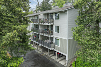 Woodlake Apartments in Mercer Island, WA - Building Photo - Building Photo