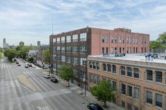 1733 W Irving Park Rd in Chicago, IL - Building Photo - Building Photo