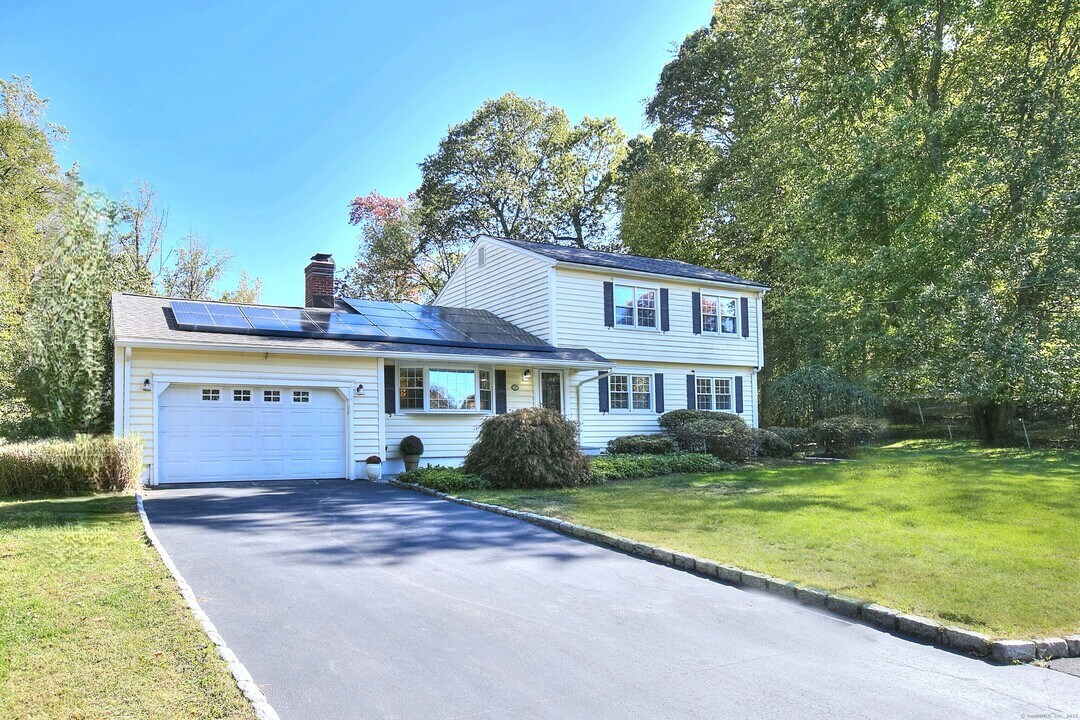 19 Woodchuck Ct in Norwalk, CT - Building Photo