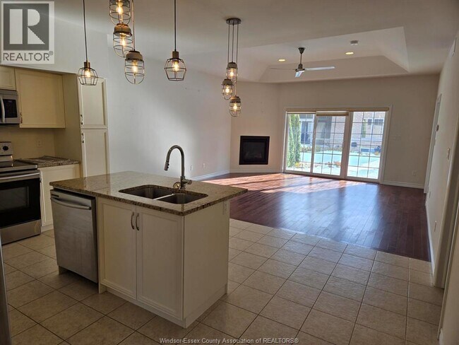 6085 Livingstone St in Windsor, ON - Building Photo - Building Photo