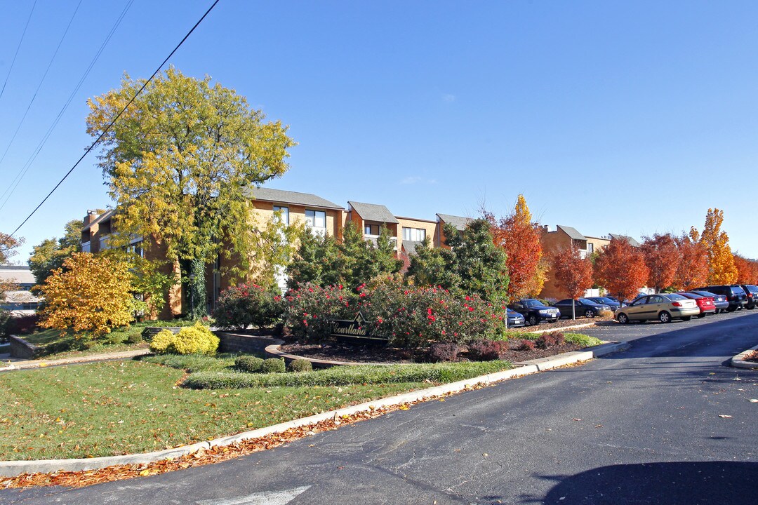 Courtland Hall in Creve Coeur, MO - Building Photo