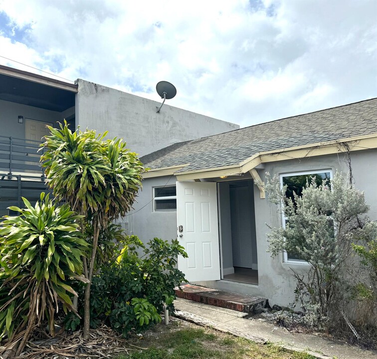 836 Almeria Rd, Unit 2 in West Palm Beach, FL - Foto de edificio