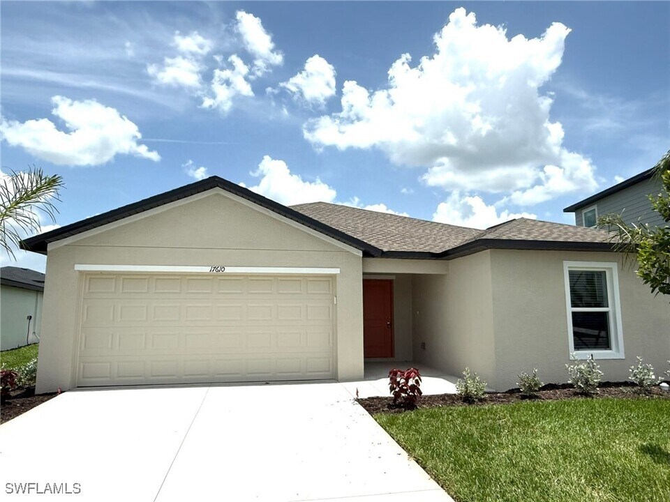 17610 Paradiso Wy in North Fort Myers, FL - Building Photo