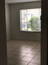 2232 NE 171 St in North Miami Beach, FL - Foto de edificio - Building Photo