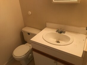 1910 N John Ct in Goldsboro, NC - Foto de edificio - Building Photo