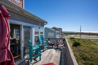 113 Summer Pl Dr in North Topsail Beach, NC - Building Photo - Building Photo