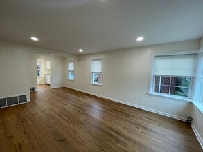 2059 12th St, Unit Upstairs Unit in Cuyahoga Falls, OH - Foto de edificio - Building Photo