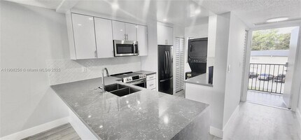 8040 N Colony Cir in Tamarac, FL - Building Photo - Building Photo