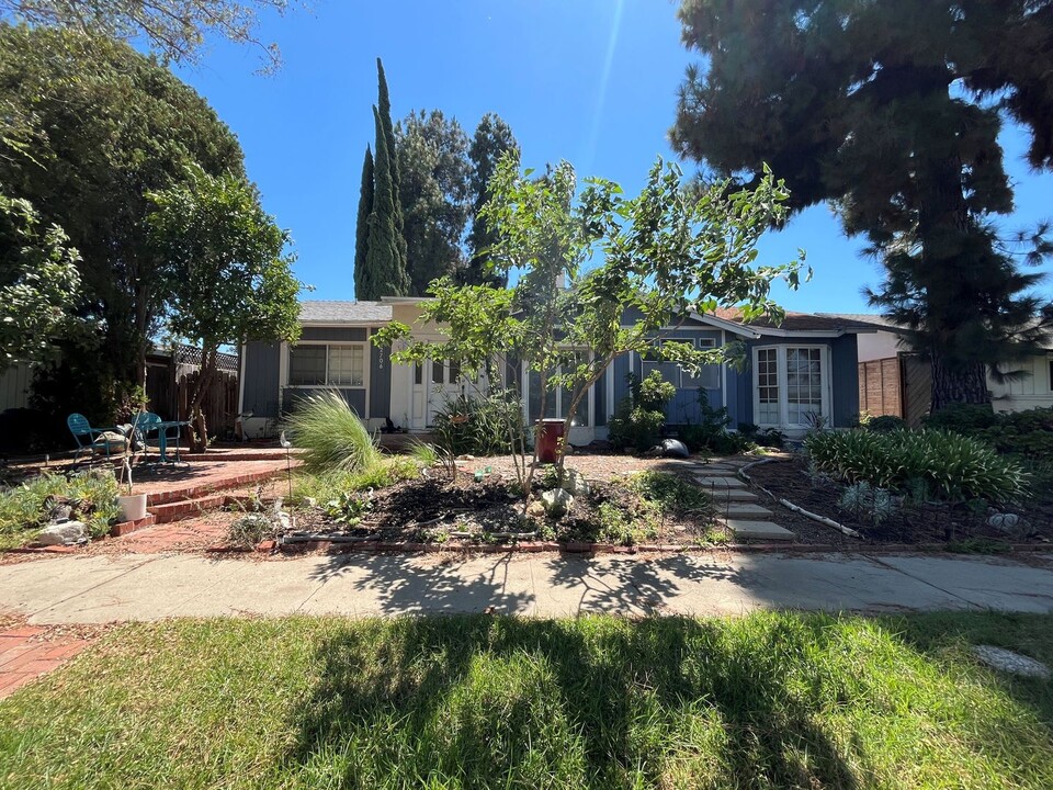 22706 Martha St in Los Angeles, CA - Building Photo