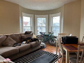 59 Cedar St, Unit 2 in Somerville, MA - Foto de edificio - Building Photo