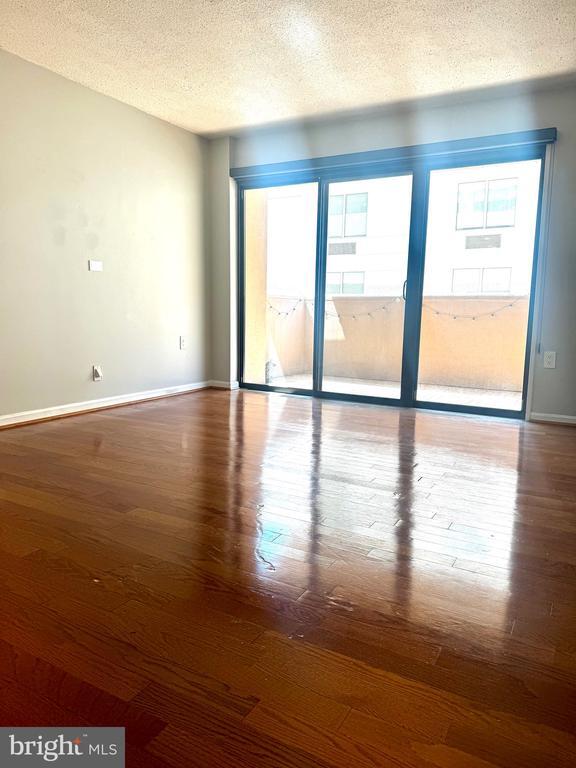 property at 1301 N Courthouse Rd