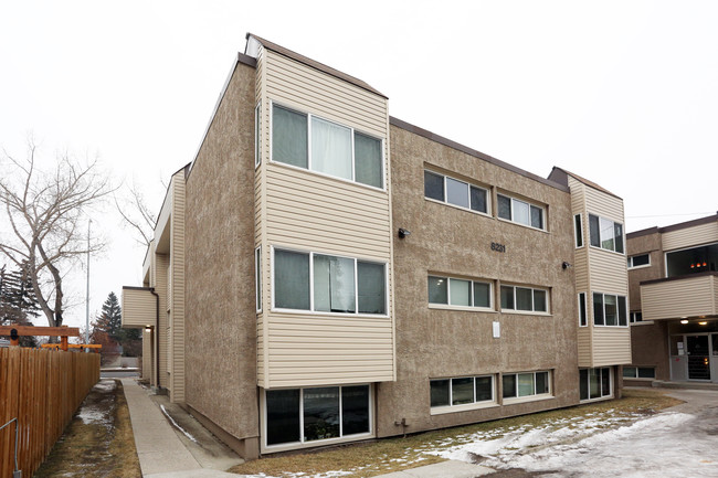 8231-8239 Elbow Dr SW in Calgary, AB - Building Photo - Building Photo