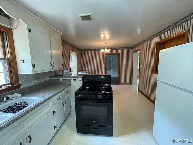 property at 737 Jefferson Pl