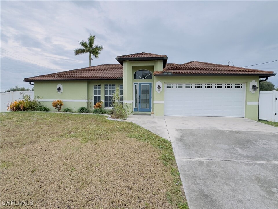 142 Zobora Cir in Ft. Myers, FL - Building Photo