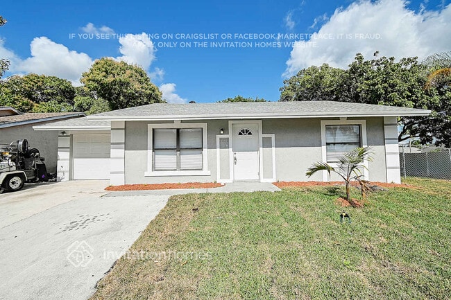 5825 Ithaca Cir W in Greenacres, FL - Foto de edificio - Building Photo