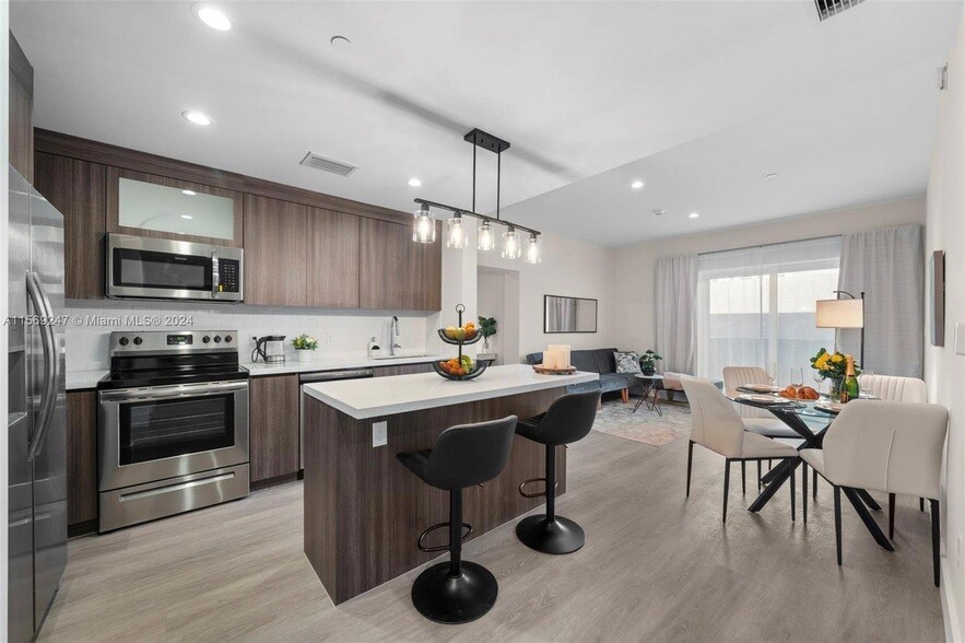 1938 Jackson St, Unit 306 in Hollywood, FL - Building Photo