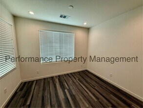 11701 Hollybrook Ln in Bakersfield, CA - Building Photo - Building Photo