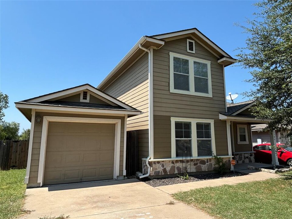 18304 Belfry Pass in Manor, TX - Foto de edificio