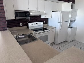 5077 NW 7th St in Miami, FL - Foto de edificio - Building Photo