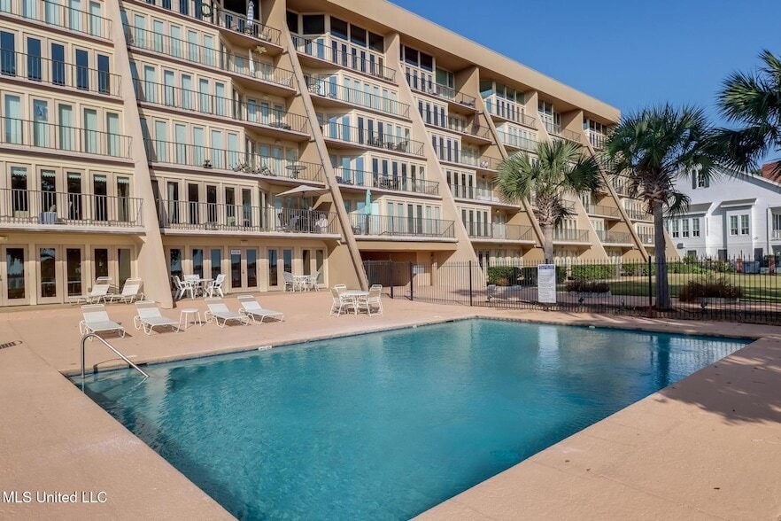 520 Beach Blvd, Unit 501 in Biloxi, MS - Foto de edificio
