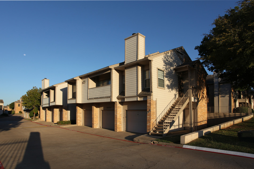 Broadmoor Villas in Irving, TX - Building Photo