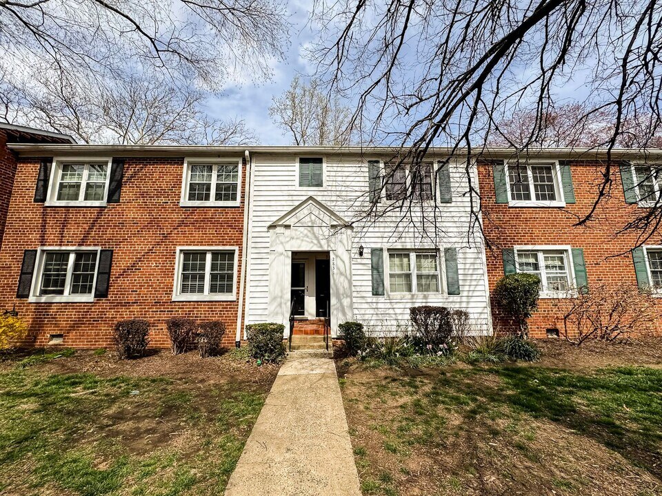 2831-D S Wakefield St in Arlington, VA - Building Photo