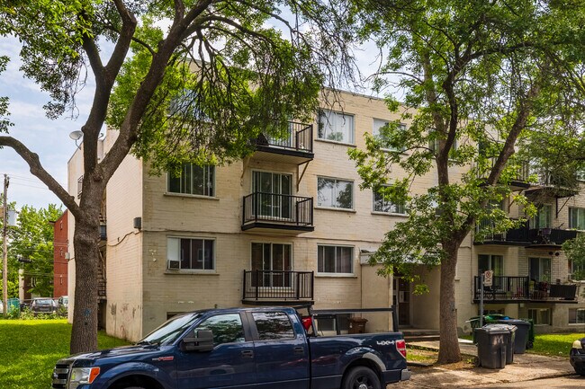 12353 Lapierre Av in Montréal, QC - Building Photo - Primary Photo