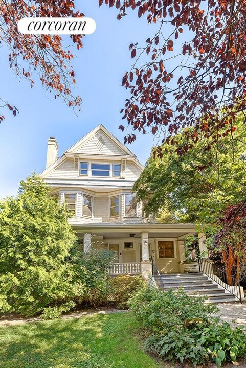 537 E 17th St in Brooklyn, NY - Building Photo