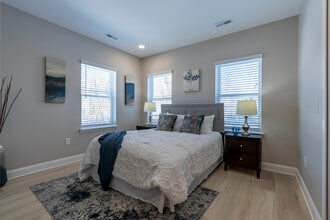 Hines View Apartments - 55+ in Westland, MI - Foto de edificio - Interior Photo