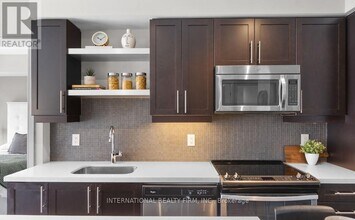 525 Adelaide St W in Toronto, ON - Building Photo - Building Photo