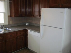 228 Oak Grove Ave, Unit 2 in Fall River, MA - Foto de edificio - Building Photo