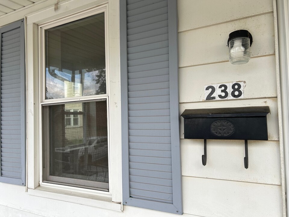 238 W Queen St in Annville, PA - Building Photo