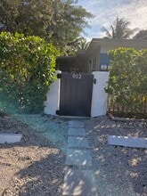 898 NE 40th St in Oakland Park, FL - Building Photo - Building Photo