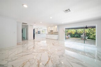 16770 Lakeview Ct in Weston, FL - Foto de edificio - Building Photo