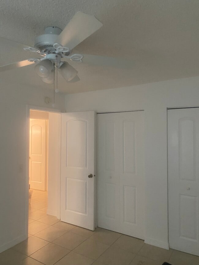 9299 Silverthorne Dr in Palm Beach Gardens, FL - Foto de edificio - Building Photo